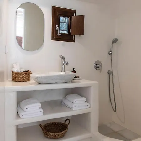 Aqua Breeze On The Pláka