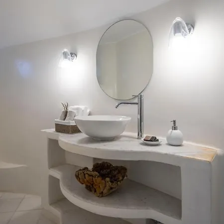 Aqua Breeze On The Pláka